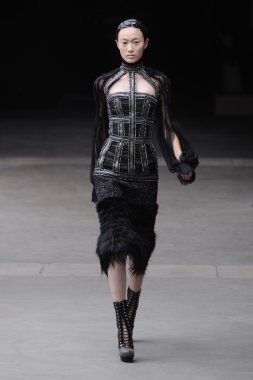 Paris, Fransa - Mart 08: Manken pist sırasında Alexander Mcqueen hazır giyim sonbahar kış 2011 2012 gösterisi sırasında 8 Mart 2011'de Paris'te Frangı tarihinde La Conciergerie, Paris Fashion Week için yürüyor