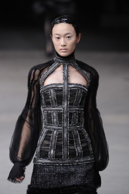 Paris, Fransa - Mart 08: Manken pist sırasında Alexander Mcqueen hazır giyim sonbahar kış 2011 2012 gösterisi sırasında 8 Mart 2011'de Paris'te Frangı tarihinde La Conciergerie, Paris Fashion Week için yürüyor