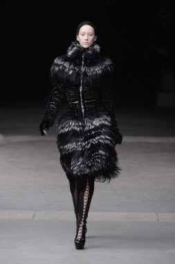 Paris, Fransa - Mart 08: Manken pist sırasında Alexander Mcqueen hazır giyim sonbahar kış 2011 2012 gösterisi sırasında 8 Mart 2011'de Paris'te Frangı tarihinde La Conciergerie, Paris Fashion Week için yürüyor