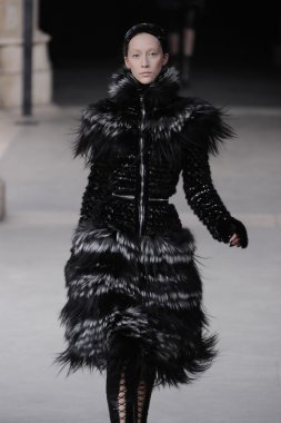 Paris, Fransa - Mart 08: Manken pist sırasında Alexander Mcqueen hazır giyim sonbahar kış 2011 2012 gösterisi sırasında 8 Mart 2011'de Paris'te Frangı tarihinde La Conciergerie, Paris Fashion Week için yürüyor