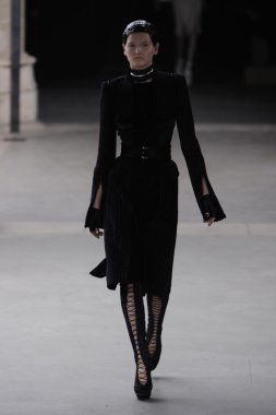 Paris, Fransa - Mart 08: Manken pist sırasında Alexander Mcqueen hazır giyim sonbahar kış 2011 2012 gösterisi sırasında 8 Mart 2011'de Paris'te Frangı tarihinde La Conciergerie, Paris Fashion Week için yürüyor