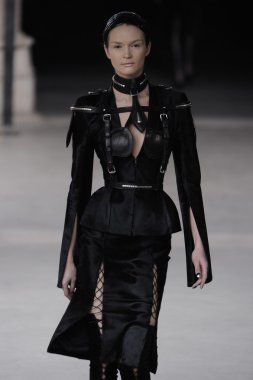 Paris, Fransa - Mart 08: Manken pist sırasında Alexander Mcqueen hazır giyim sonbahar kış 2011 2012 gösterisi sırasında 8 Mart 2011'de Paris'te Frangı tarihinde La Conciergerie, Paris Fashion Week için yürüyor
