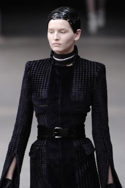 Paris, Fransa - Mart 08: Manken pist sırasında Alexander Mcqueen hazır giyim sonbahar kış 2011 2012 gösterisi sırasında 8 Mart 2011'de Paris'te Frangı tarihinde La Conciergerie, Paris Fashion Week için yürüyor
