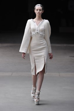 Paris, Fransa - Mart 08: Manken pist sırasında Alexander Mcqueen hazır giyim sonbahar kış 2011 2012 gösterisi sırasında 8 Mart 2011'de Paris'te Frangı tarihinde La Conciergerie, Paris Fashion Week için yürüyor