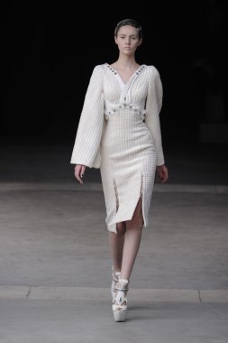 Paris, Fransa - Mart 08: Manken pist sırasında Alexander Mcqueen hazır giyim sonbahar kış 2011 2012 gösterisi sırasında 8 Mart 2011'de Paris'te Frangı tarihinde La Conciergerie, Paris Fashion Week için yürüyor