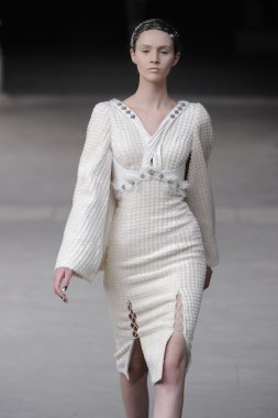 Paris, Fransa - Mart 08: Manken pist sırasında Alexander Mcqueen hazır giyim sonbahar kış 2011 2012 gösterisi sırasında 8 Mart 2011'de Paris'te Frangı tarihinde La Conciergerie, Paris Fashion Week için yürüyor
