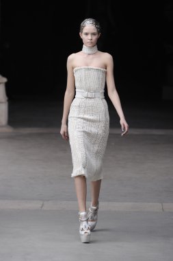 Paris, Fransa - Mart 08: Manken pist sırasında Alexander Mcqueen hazır giyim sonbahar kış 2011 2012 gösterisi sırasında 8 Mart 2011'de Paris'te Frangı tarihinde La Conciergerie, Paris Fashion Week için yürüyor