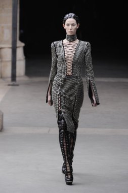 Paris, Fransa - Mart 08: Manken pist sırasında Alexander Mcqueen hazır giyim sonbahar kış 2011 2012 gösterisi sırasında 8 Mart 2011'de Paris'te Frangı tarihinde La Conciergerie, Paris Fashion Week için yürüyor