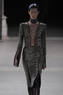 Paris, Fransa - Mart 08: Manken pist sırasında Alexander Mcqueen hazır giyim sonbahar kış 2011 2012 gösterisi sırasında 8 Mart 2011'de Paris'te Frangı tarihinde La Conciergerie, Paris Fashion Week için yürüyor