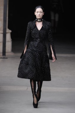 Paris, Fransa - Mart 08: Manken pist sırasında Alexander Mcqueen hazır giyim sonbahar kış 2011 2012 gösterisi sırasında 8 Mart 2011'de Paris'te Frangı tarihinde La Conciergerie, Paris Fashion Week için yürüyor