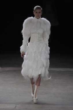 Paris, Fransa - Mart 08: Manken pist sırasında Alexander Mcqueen hazır giyim sonbahar kış 2011 2012 gösterisi sırasında 8 Mart 2011'de Paris'te Frangı tarihinde La Conciergerie, Paris Fashion Week için yürüyor