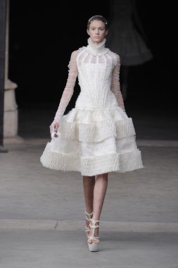 Paris, Fransa - Mart 08: Manken pist sırasında Alexander Mcqueen hazır giyim sonbahar kış 2011 2012 gösterisi sırasında 8 Mart 2011'de Paris'te Frangı tarihinde La Conciergerie, Paris Fashion Week için yürüyor