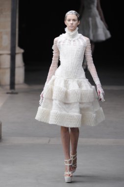 Paris, Fransa - Mart 08: Manken pist sırasında Alexander Mcqueen hazır giyim sonbahar kış 2011 2012 gösterisi sırasında 8 Mart 2011'de Paris'te Frangı tarihinde La Conciergerie, Paris Fashion Week için yürüyor