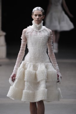 Paris, Fransa - Mart 08: Manken pist sırasında Alexander Mcqueen hazır giyim sonbahar kış 2011 2012 gösterisi sırasında 8 Mart 2011'de Paris'te Frangı tarihinde La Conciergerie, Paris Fashion Week için yürüyor