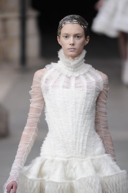 Paris, Fransa - Mart 08: Manken pist sırasında Alexander Mcqueen hazır giyim sonbahar kış 2011 2012 gösterisi sırasında 8 Mart 2011'de Paris'te Frangı tarihinde La Conciergerie, Paris Fashion Week için yürüyor