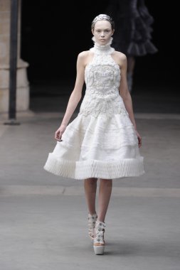 Paris, Fransa - Mart 08: Manken pist sırasında Alexander Mcqueen hazır giyim sonbahar kış 2011 2012 gösterisi sırasında 8 Mart 2011'de Paris'te Frangı tarihinde La Conciergerie, Paris Fashion Week için yürüyor