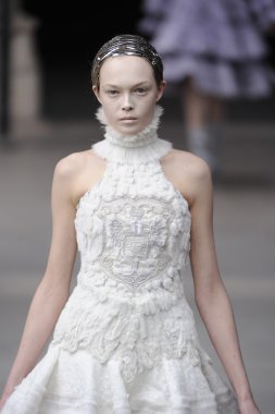 Paris, Fransa - Mart 08: Manken pist sırasında Alexander Mcqueen hazır giyim sonbahar kış 2011 2012 gösterisi sırasında 8 Mart 2011'de Paris'te Frangı tarihinde La Conciergerie, Paris Fashion Week için yürüyor