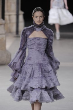 Paris, Fransa - Mart 08: Manken pist sırasında Alexander Mcqueen hazır giyim sonbahar kış 2011 2012 gösterisi sırasında 8 Mart 2011'de Paris'te Frangı tarihinde La Conciergerie, Paris Fashion Week için yürüyor