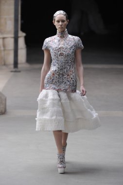 Paris, Fransa - Mart 08: Manken pist sırasında Alexander Mcqueen hazır giyim sonbahar kış 2011 2012 gösterisi sırasında 8 Mart 2011'de Paris'te Frangı tarihinde La Conciergerie, Paris Fashion Week için yürüyor