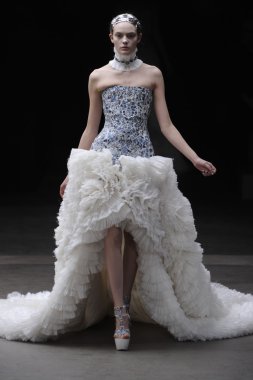 Paris, Fransa - Mart 08: Manken pist sırasında Alexander Mcqueen hazır giyim sonbahar kış 2011 2012 gösterisi sırasında 8 Mart 2011'de Paris'te Frangı tarihinde La Conciergerie, Paris Fashion Week için yürüyor