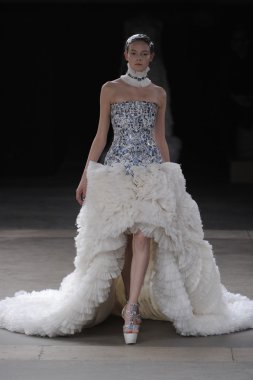 Paris, Fransa - Mart 08: Manken pist sırasında Alexander Mcqueen hazır giyim sonbahar kış 2011 2012 gösterisi sırasında 8 Mart 2011'de Paris'te Frangı tarihinde La Conciergerie, Paris Fashion Week için yürüyor