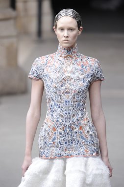 Paris, Fransa - Mart 08: Manken pist sırasında Alexander Mcqueen hazır giyim sonbahar kış 2011 2012 gösterisi sırasında 8 Mart 2011'de Paris'te Frangı tarihinde La Conciergerie, Paris Fashion Week için yürüyor