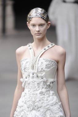 Paris, Fransa - Mart 08: Manken pist sırasında Alexander Mcqueen hazır giyim sonbahar kış 2011 2012 gösterisi sırasında 8 Mart 2011'de Paris'te Frangı tarihinde La Conciergerie, Paris Fashion Week için yürüyor