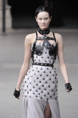 Paris, Fransa - Mart 08: Manken pist sırasında Alexander Mcqueen hazır giyim sonbahar kış 2011 2012 gösterisi sırasında 8 Mart 2011'de Paris'te Frangı tarihinde La Conciergerie, Paris Fashion Week için yürüyor