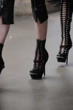 Paris, Fransa - Mart 08: Manken pist sırasında Alexander Mcqueen hazır giyim sonbahar kış 2011 2012 gösterisi sırasında 8 Mart 2011'de Paris'te Frangı tarihinde La Conciergerie, Paris Fashion Week için yürüyor