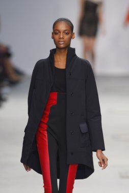 Paris, Fransa - Mart 04: bir modeli pist hazır giyim sonbahar kış 2011 2012 amaya arzuaga sırasında yürür.