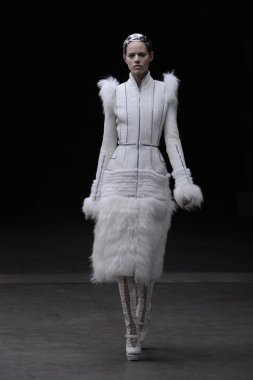 Paris, Fransa - Mart 08: Manken pist sırasında Alexander Mcqueen hazır giyim sonbahar kış 2011 2012 gösterisi sırasında 8 Mart 2011'de Paris'te Frangı tarihinde La Conciergerie, Paris Fashion Week için yürüyor