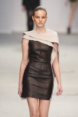 Paris, Fransa - Mart 04: bir modeli pist hazır giyim sonbahar kış 2011 2012 amaya arzuaga sırasında yürür.