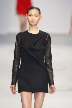 Paris, Fransa - Mart 04: bir modeli pist hazır giyim sonbahar kış 2011 2012 amaya arzuaga sırasında yürür.