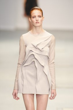 Paris, Fransa - Mart 04: bir modeli pist hazır giyim sonbahar kış 2011 2012 amaya arzuaga sırasında yürür.