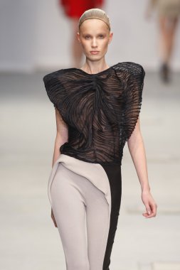 Paris, Fransa - Mart 04: bir modeli pist hazır giyim sonbahar kış 2011 2012 amaya arzuaga sırasında yürür.