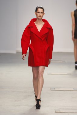 Paris, Fransa - Mart 04: bir modeli pist hazır giyim sonbahar kış 2011 2012 amaya arzuaga sırasında yürür.