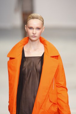 Paris, Fransa - Mart 04: bir modeli pist hazır giyim sonbahar kış 2011 2012 amaya arzuaga sırasında yürür.
