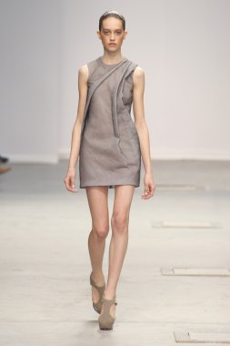 Paris, Fransa - Mart 04: bir modeli pist hazır giyim sonbahar kış 2011 2012 amaya arzuaga sırasında yürür.