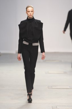 Paris, Fransa - Mart 04: bir modeli pist hazır giyim sonbahar kış 2011 2012 amaya arzuaga sırasında yürür.