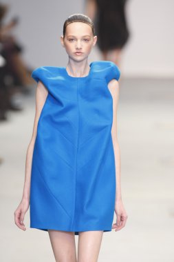 Paris, Fransa - Mart 04: bir modeli pist hazır giyim sonbahar kış 2011 2012 amaya arzuaga sırasında yürür.