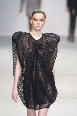 Paris, Fransa - Mart 04: bir modeli pist hazır giyim sonbahar kış 2011 2012 amaya arzuaga sırasında yürür.