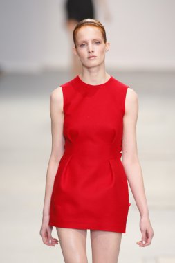 Paris, Fransa - Mart 04: bir modeli pist hazır giyim sonbahar kış 2011 2012 amaya arzuaga sırasında yürür.