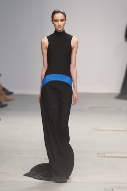 Paris, Fransa - Mart 04: bir modeli pist hazır giyim sonbahar kış 2011 2012 amaya arzuaga sırasında yürür.