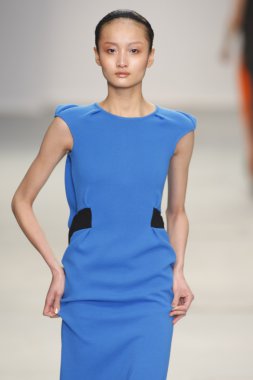 Paris, Fransa - Mart 04: bir modeli pist hazır giyim sonbahar kış 2011 2012 amaya arzuaga sırasında yürür.