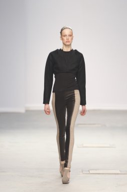 Paris, Fransa - Mart 04: bir modeli pist hazır giyim sonbahar kış 2011 2012 amaya arzuaga sırasında yürür.