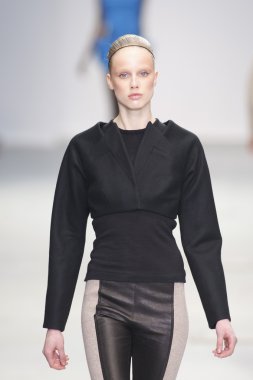 Paris, Fransa - Mart 04: bir modeli pist hazır giyim sonbahar kış 2011 2012 amaya arzuaga sırasında yürür.