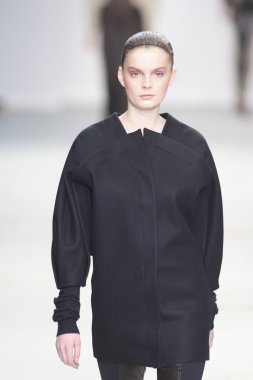 Paris, Fransa - Mart 04: bir modeli pist hazır giyim sonbahar kış 2011 2012 amaya arzuaga sırasında yürür.