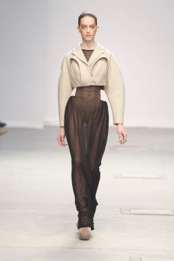 Paris, Fransa - Mart 04: bir modeli pist hazır giyim sonbahar kış 2011 2012 amaya arzuaga sırasında yürür.