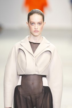 Paris, Fransa - Mart 04: bir modeli pist hazır giyim sonbahar kış 2011 2012 amaya arzuaga sırasında yürür.