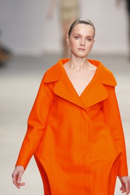 Paris, Fransa - Mart 04: bir modeli pist hazır giyim sonbahar kış 2011 2012 amaya arzuaga sırasında yürür.